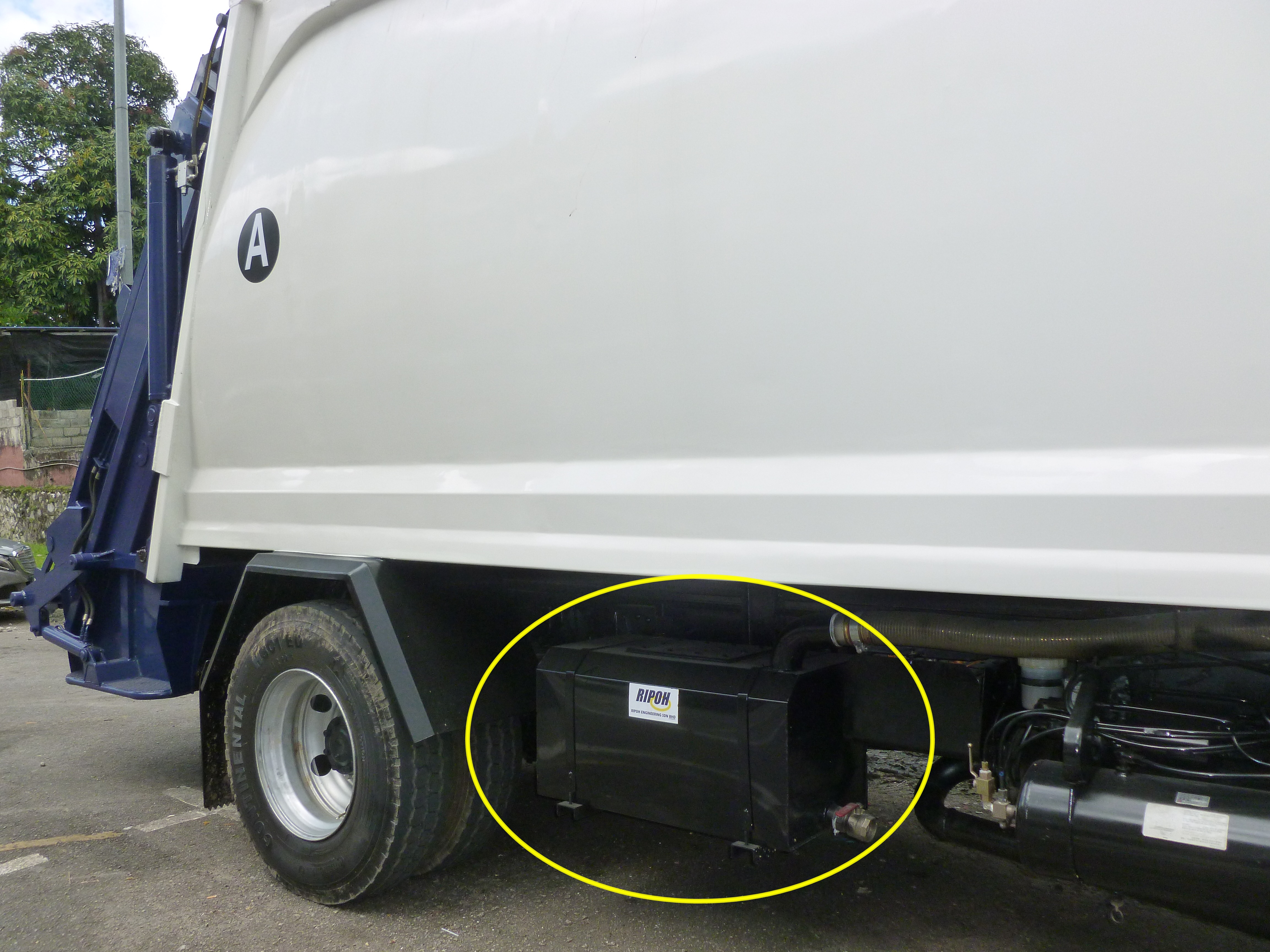 Leachate containment tank